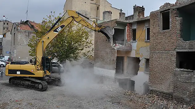 Meram'daki riskli binalar yıkılıyor
