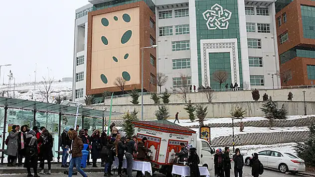 Meram Gençlik Meclisi üniversite öğrencilerine süt ikram etti