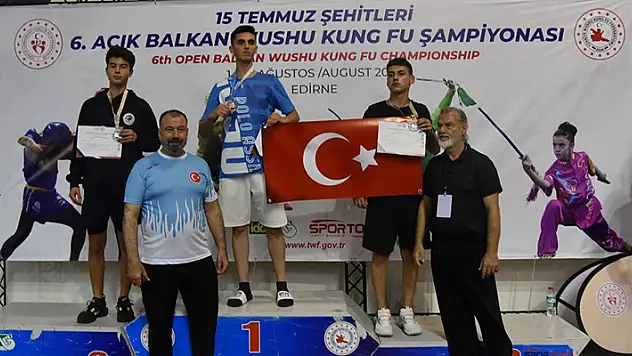 Meram madalyaları topladı
