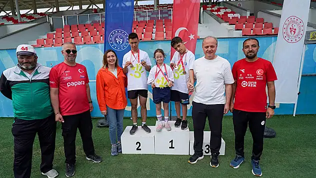 Meram madalyaları topladı