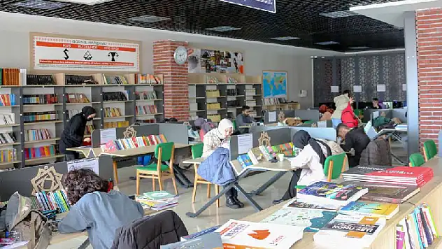 Meram Millet Kıraathanesi gençlerin ilgi odağı oldu

