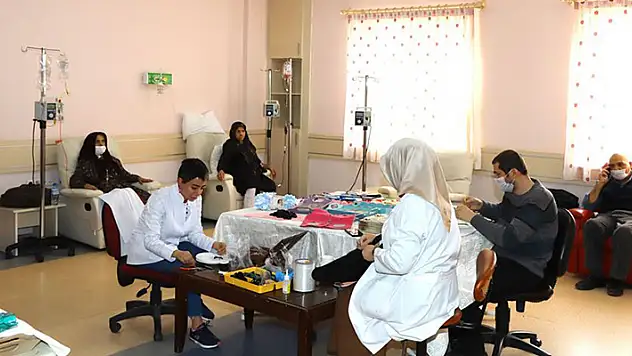 Meram Tıp Fakültesi Hastanesinde tedavi gören onkoloji hastaları el emeği ürünlerle hayata tutunuyor