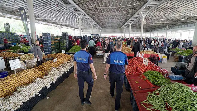 Meram zabıtasından pazar ve marketlerde sıkı takip