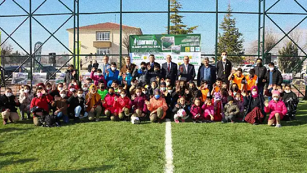 Meram'da 10 okulun bahçesine halı saha kazandırıldı
