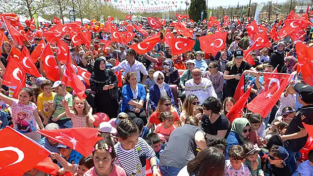 Meram'da 23 Nisan on binlerce kişinin katılımıyla kutlandı