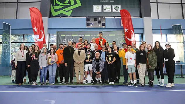 Meram'da aileler tenis kortunda buluştu