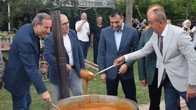 Meram'da geleneksel 'Pekmez ve Bulgur Kaynatma' etkinliği renkli görüntülere sahne oldu