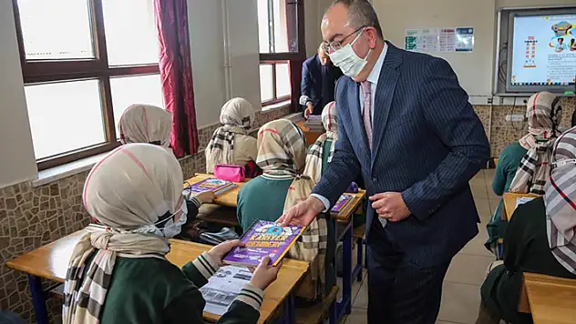 Meram'da öğrencilere 'Mega- Kariyer Rehberi' dağıtılıyor
