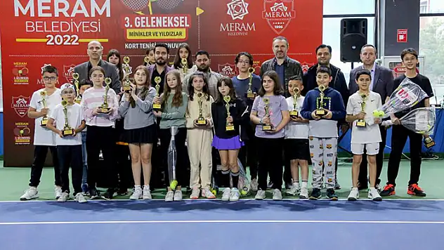 Meram'da şampiyon raketler kupalarını aldı
