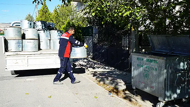 Meram'da sokaklara 4 bin kül kovası yerleştirildi
