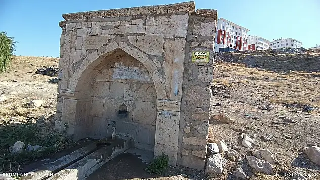 Meram'daki kitabe dikkat çekiyor