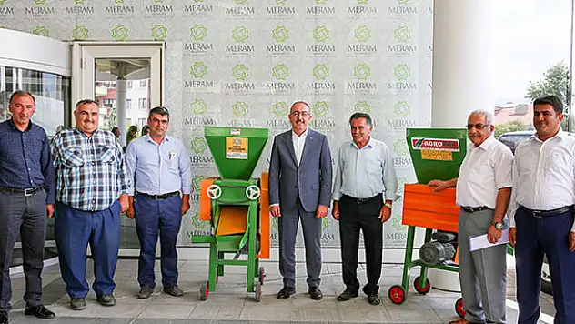 Meramlı çiftçilere üzüm sıkma makinesi