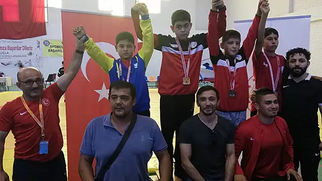 Meramlı güreşçilerin başarısı yüz güldürdü