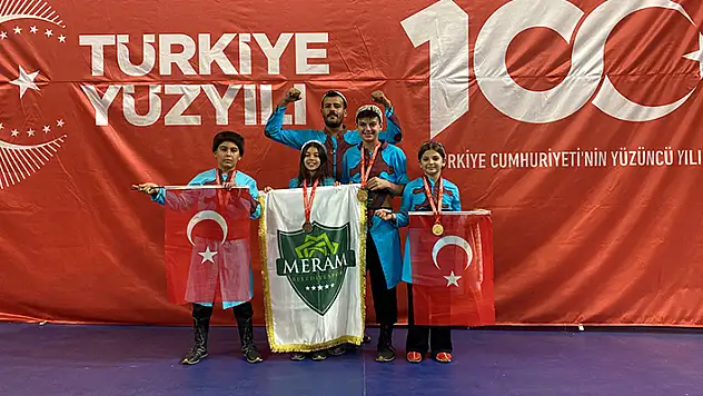 Meramlı okçular hedefi 12'den vurdu