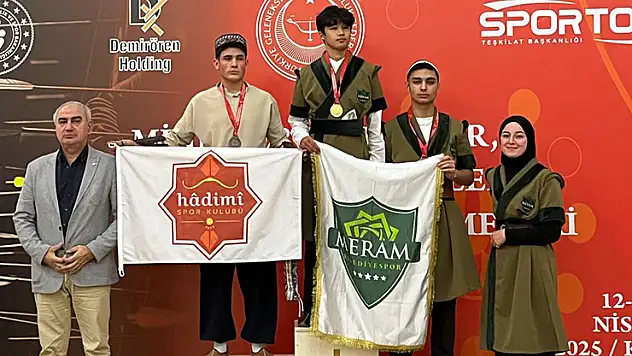 Meramlı okçulardan hedefe tam isabet
