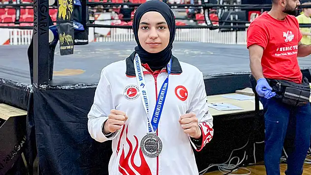 Meramlı sporcu madalya ile döndü
