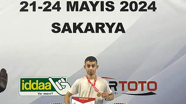Meramlı sporcular kürsüde
