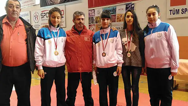 Meramlı tekvandocular göz dolduruyor