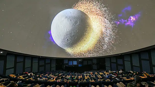 Mercan Bilim Merkezi planetaryumu, çocuklara evreni anlatıyor