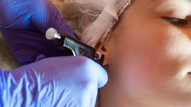 Merdiven altı yapılan piercingde ölümcül tehlike!
