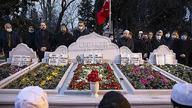 Merhum başbakan Necmettin Erbakan kabri başında anıldı
