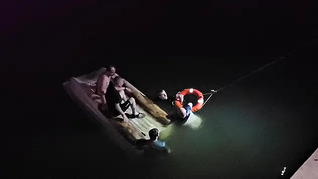 Meriç Nehri'nde tekneleri alabora olan 5 arkadaşı ekipler kurtardı
