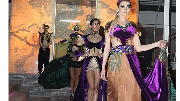 Mermer üzerinde büyüleyen defile