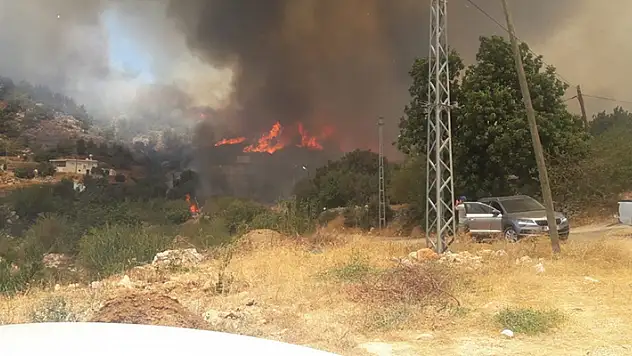 Mersin-Antalya yolu kapandı, yangın yerleşim yerlerini tehdit ediyor
