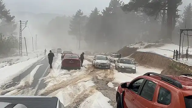 Mersin Çamlıyayla'da dolu yollar kapandı
