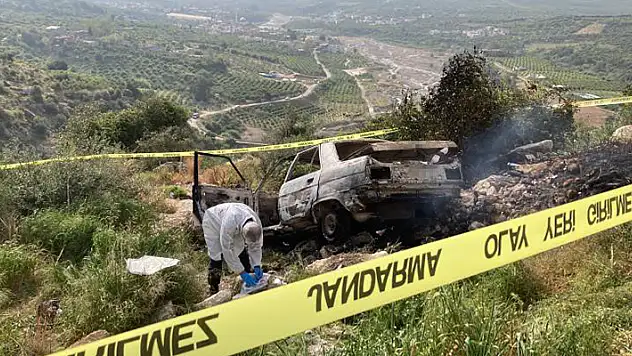 Mersin'de 2'si evde, biri araçta olmak üzere 3 kişi yanarak ölmüş halde bulundu
