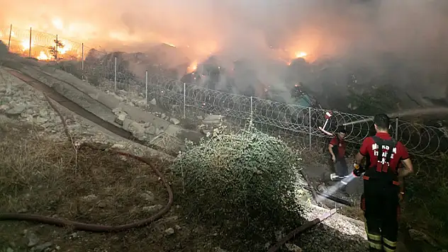 Mersin'de atık alanda yangın, müdahale sabaha kadar sürdü
