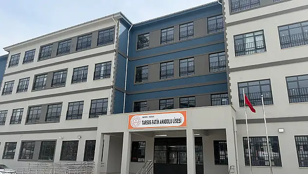 Mersin'de bir lise öğrencisi okulda silahla yakalandı
