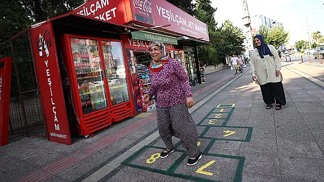 Mersin'de büfesinin önüne çizdiği 'seksek', gencini yaşlısını çocukluğuna götürdü
