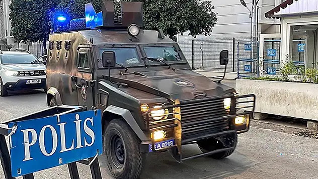 Mersin'de depremzedeleri 'kiralık ev' vaadiyle dolandırdıkları öne sürülen 10 zanlı yakalandı
