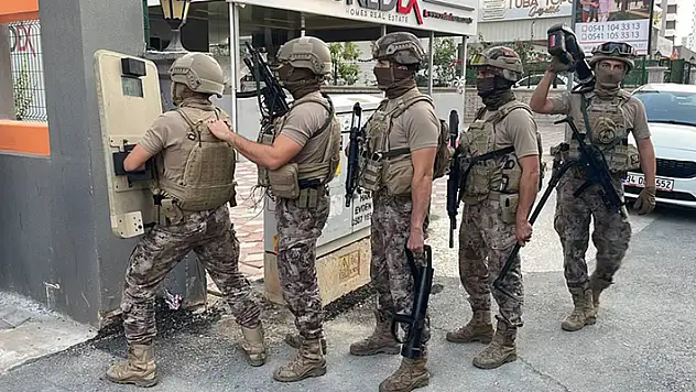 Mersin'de 'dublör' kullanarak dolandırıcılık yapan suç örgütüne yönelik operasyon başlatıldı

