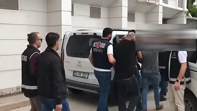 Mersin'de ehliyet sınavında özel düzenekle kopya çektiren 5 şüpheli tutuklandı
