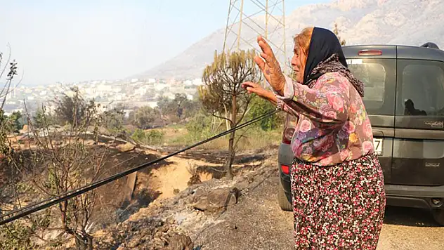 Mersin'de evinin yandığını gören Hamide Teyze, gözyaşlarına boğuldu: Vay benim evim vay
