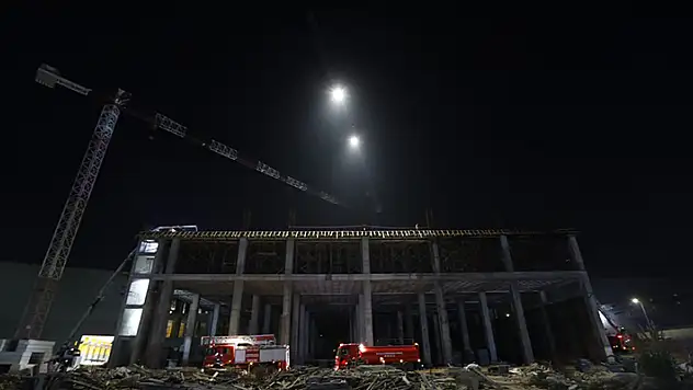 Mersin'de fabrika inşaatında yangın çıktı

