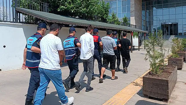 Mersin'de göçmen kaçakçılarına yönelik operasyon: 5 gözaltı

