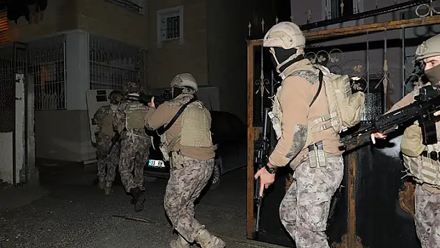 Mersin'de gümrük kaçağı telefon satanlara operasyon: 13 gözaltı

