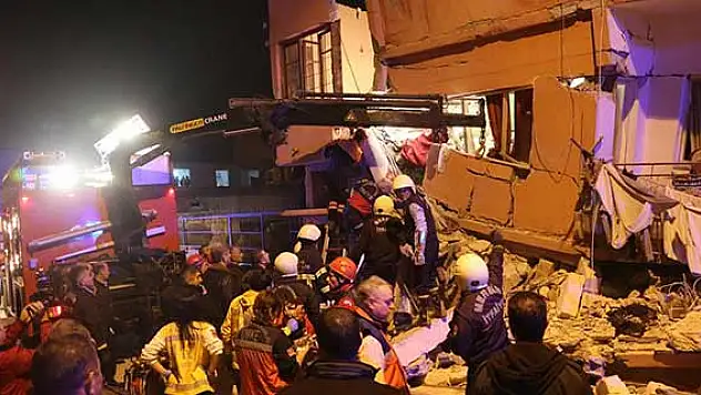 Mersin'de iki katlı ev çöktü