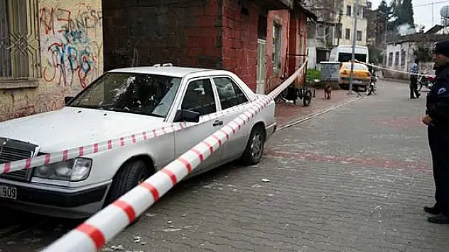 Mersin'de iki katlı evin çöktü