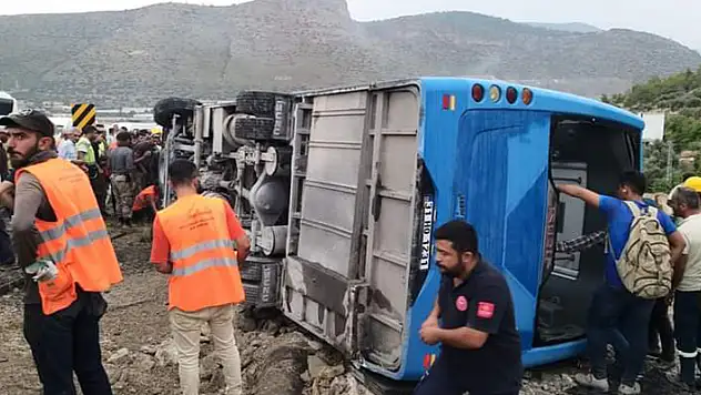 Mersin'de işçileri taşıyan servis midibüsü devrildi: 8 yaralı

