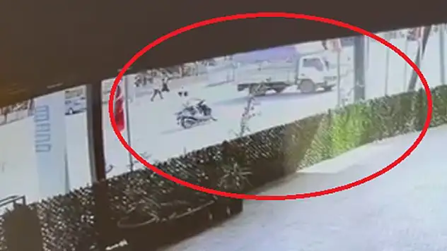 Mersin'de kamyonetle çarpışan motosikletteki 1 kişi öldü, 1 kişi yaralandı