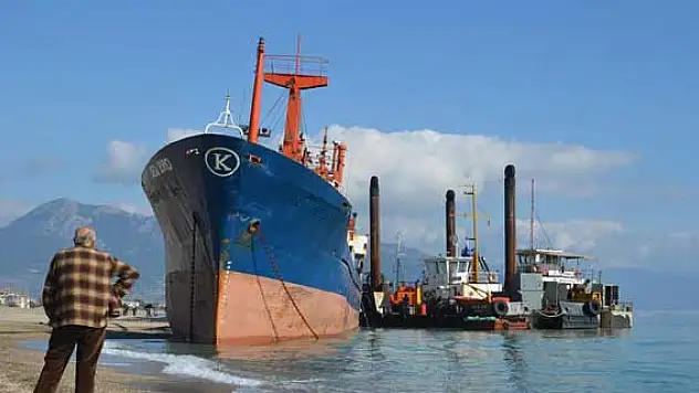 Mersin'de karaya oturan yük gemisi kurtarıldı