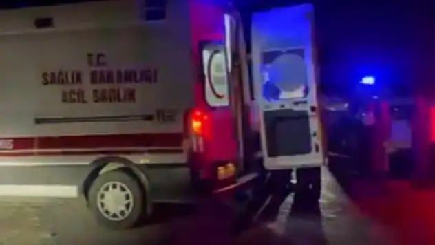 Mersin'de kız istemeden dönenlerin minibüsü, tankerle çarpıştı: 14 yaralı

