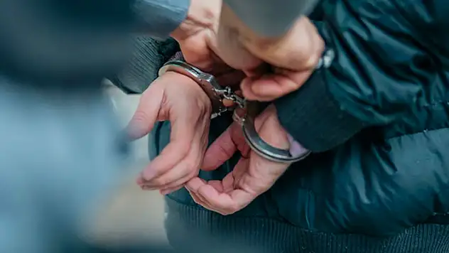 Mersin'de kız öğrencileri istismar ettiği öne sürülen müdür yardımcısı tutuklandı
