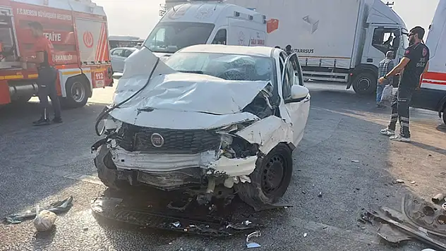 Mersin'de minibüs ile otomobil çarpıştı, 14 kişi yaralandı

