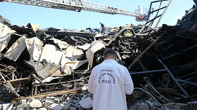 Mersin'de mobilya fabrikasındaki yangında tavanın çökmesi sonucu biri itfaiye eri 4 kişi öldü
