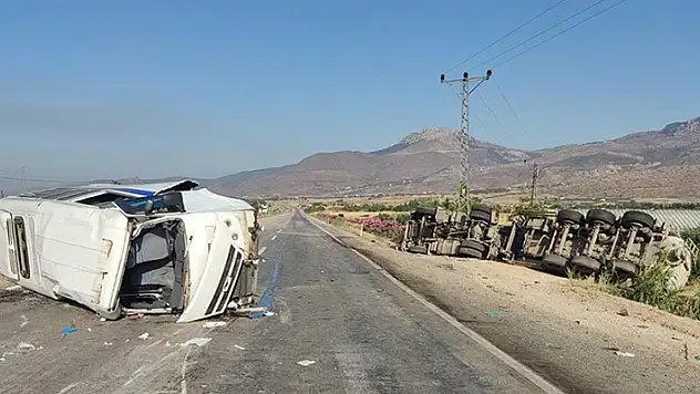 Mersin'de öğrenci servisiyle tırın çarpışması sonucu 11 kişi yaralandı
